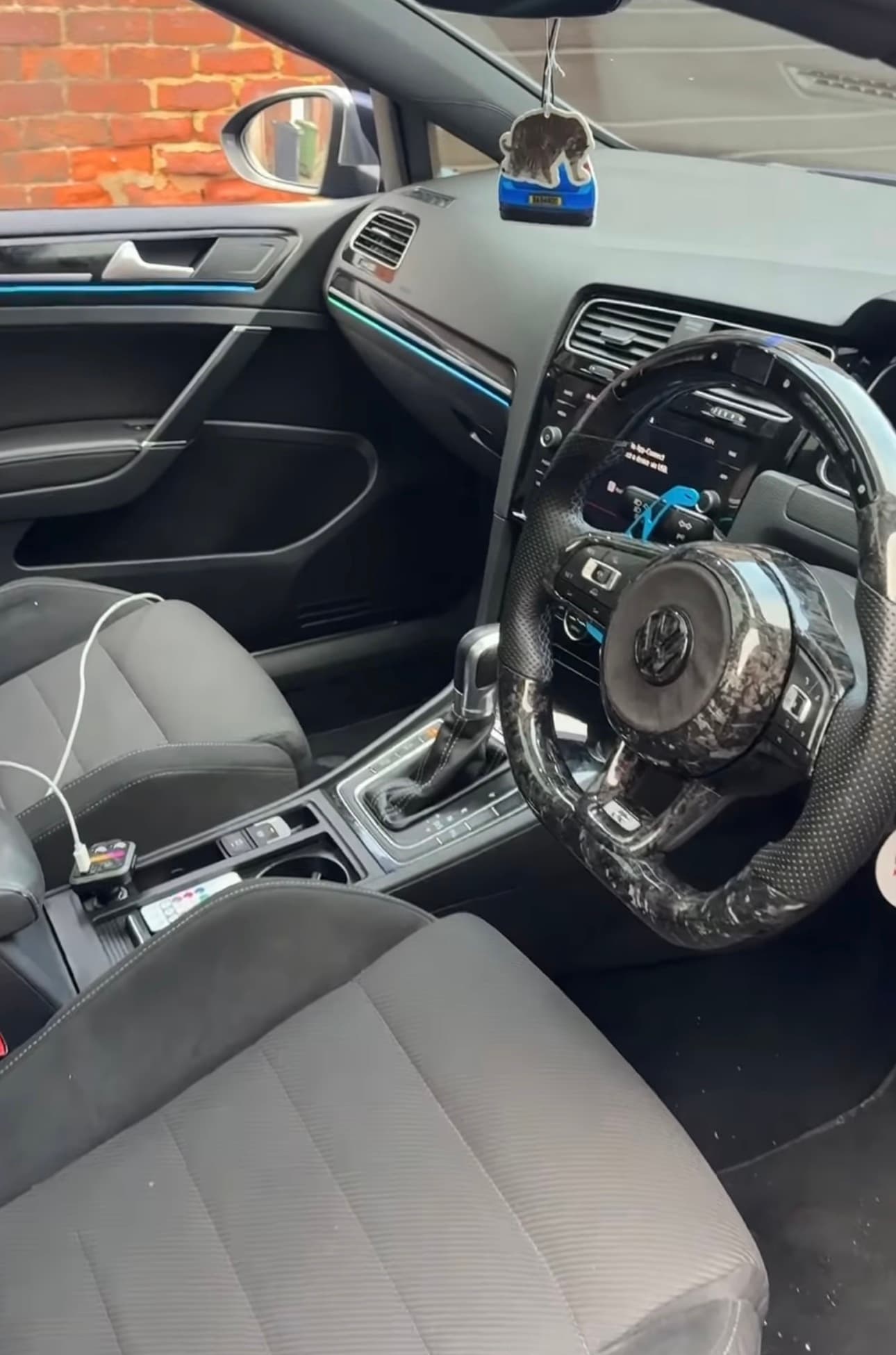 Retrimmed wheel in carbon and alcantara